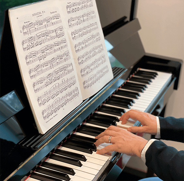 Descubre el mágico mundo del piano en nuestra Escuela de Música